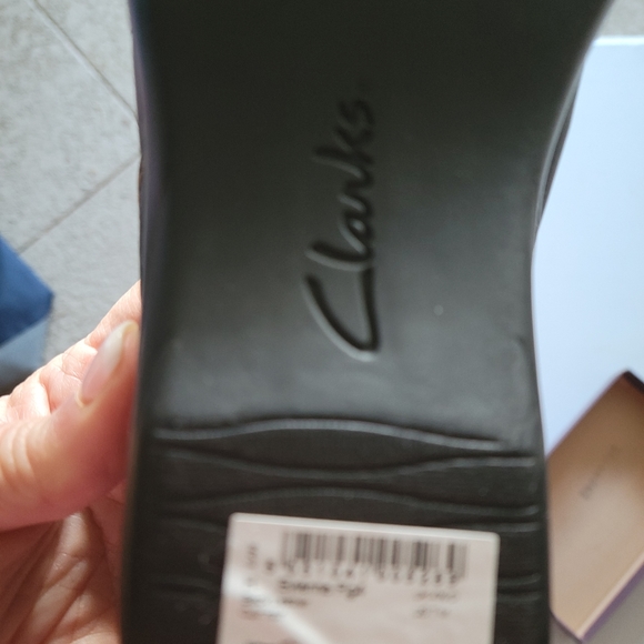 CLARKS SLIP ON SHOES - Picture 4 of 7